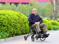 巴元老人四轮手推车老年助行器带座椅子可折叠 多功能两用助行车