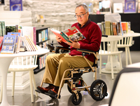 和美德205型镁合金电动轮椅 轻便折叠款老年人电动轮椅